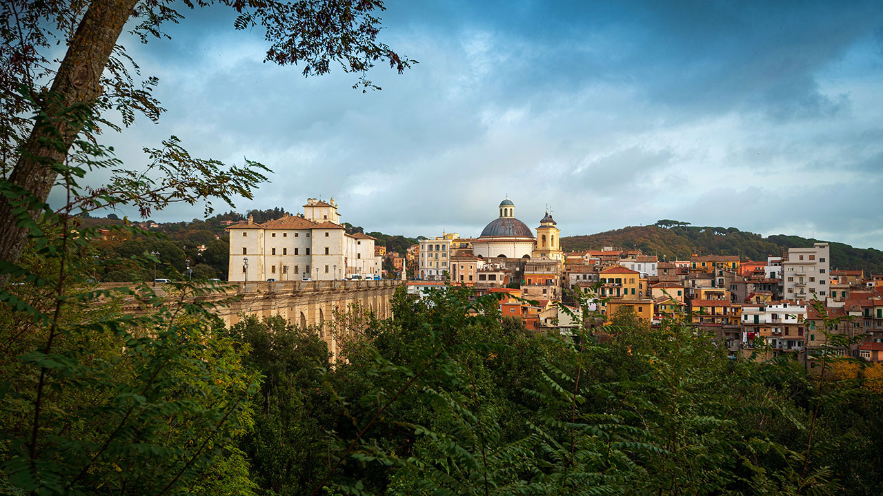 Ariccia, veduta del ponte monumentale, Palazzo Chigi e Santa Maria Assunta in Cielo